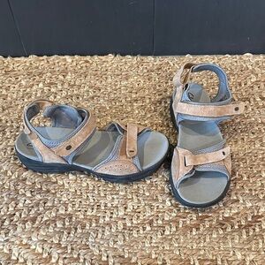Clarks Wave Grip Womens Quarter Strap Sandal
Brown Leather Like New Size 9